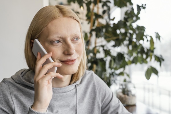 close-up-woman-with-smartphone